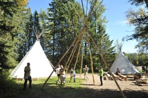 Canadians Heritage Camping Program Building the tipi © Parks Canada