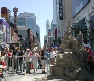 Yonge St Toronto © Lucy Izon